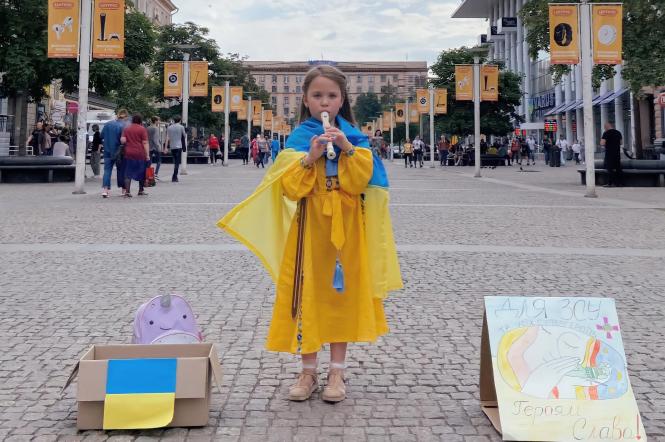 6-летняя Соломийка собрала более 130 тысяч гривен своей игрой на флейте (видео)
