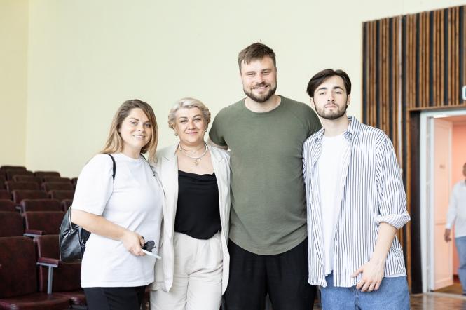 Ведущие 1+1 передали гуманитарную помощь Бородянскому психоневрологическому интернату и устроили концерт