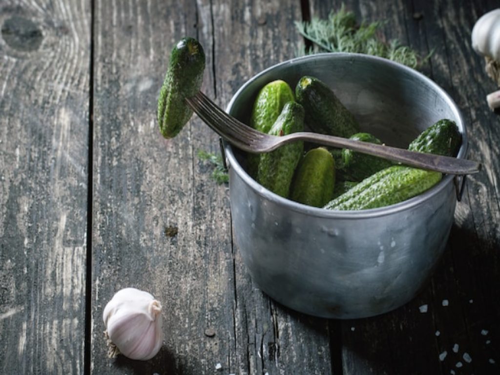 Як зробити малосольні огірки без кам'яної солі: рецепт Євгена Клопотенка
