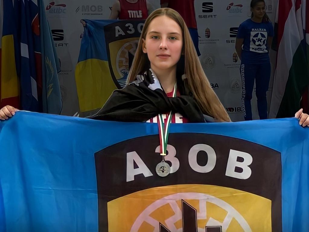 16-летняя украинка на международном турнире по боксу в Венгрии развернула флаг полка Азов на пьедестале (видео)