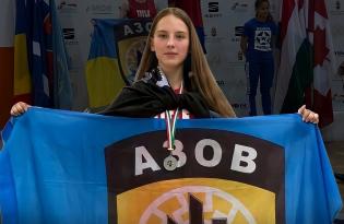 16-річна українка на міжнародному турнірі з боксу в Угорщині розгорнула прапор полку Азов на п'єдесталі (відео)