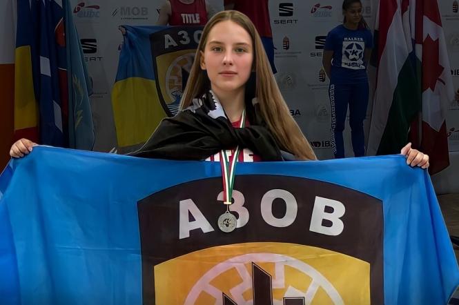 16-річна українка на міжнародному турнірі з боксу в Угорщині розгорнула прапор полку Азов на п'єдесталі (відео)