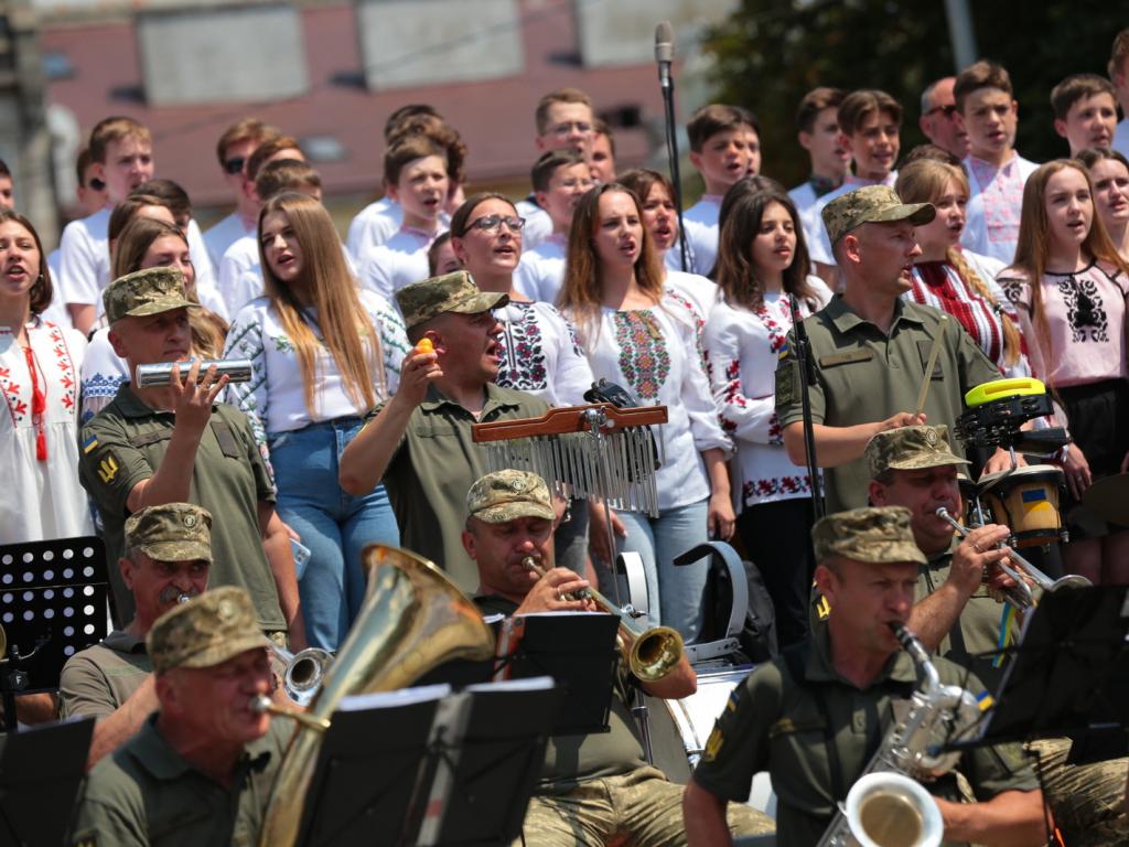 В День Конституції понад 1000 людей у Львові виконали "Ой у лузі червона калина" і встановили світовий рекорд