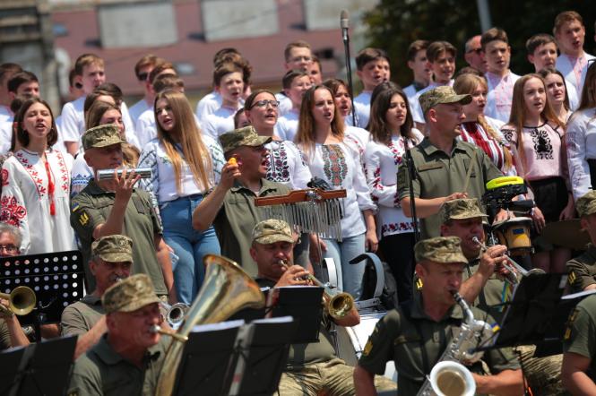 В День Конституции более 1000 человек во Львове выполнили "Ой у лузі червона калина" и установили мировой рекорд