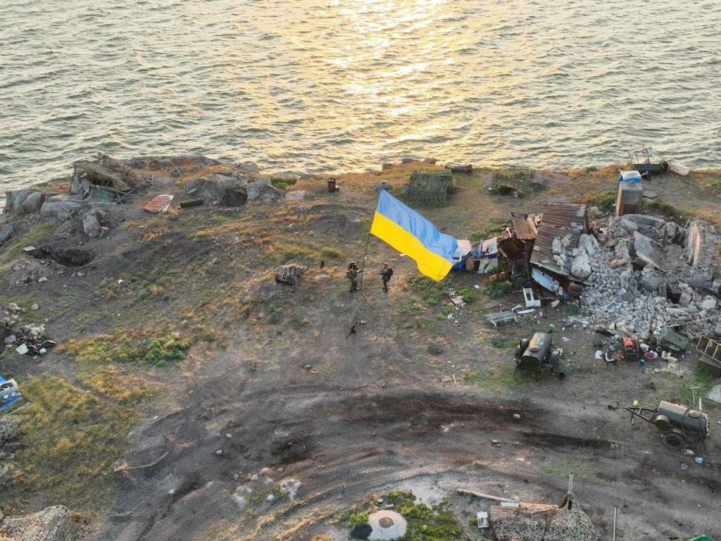 Український прапор на Зміїному: з'явилось офіційне фото