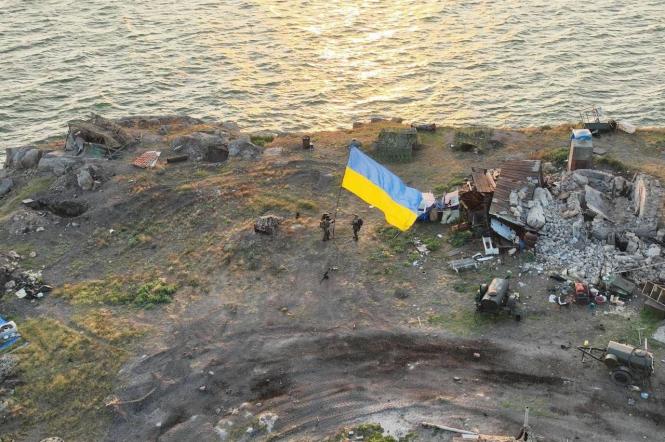 Український прапор на Зміїному: з'явилось офіційне фото