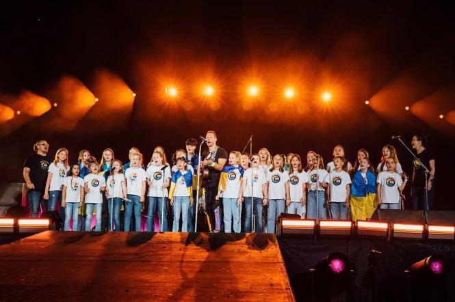 Дети из Днепра спели вместе со всемирно известными группами Coldplay 