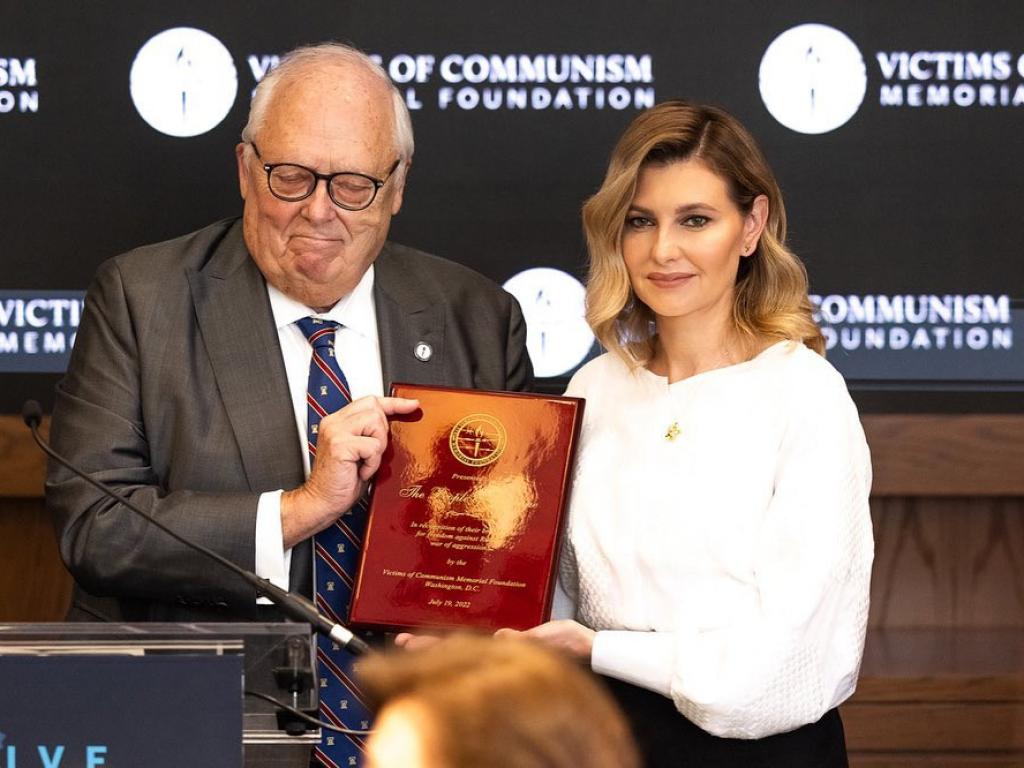 Олена Зеленська отримала нагороду Dissident Human Rights Award у США, присвячену всіх українцям