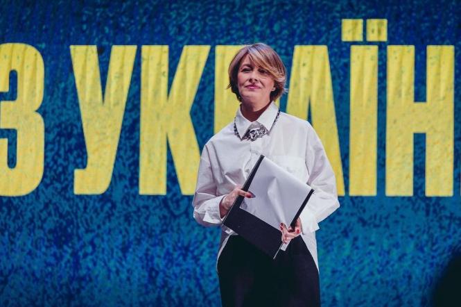 В «Сніданок з 1+1» Елена Кравец со слезами на глазах рассказала о последнем кастинге с Русланой Писанкой и объяснила, почему старшая дочь вернулась в Киев