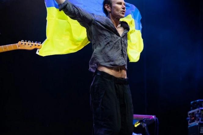 Святослав Вакарчук исполнил свой хит "Обійми" вместе с группой Coldplay