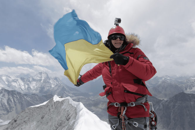 ТОП-10 неожиданных мест, где Дмитрий Комаров установил флаг Украины