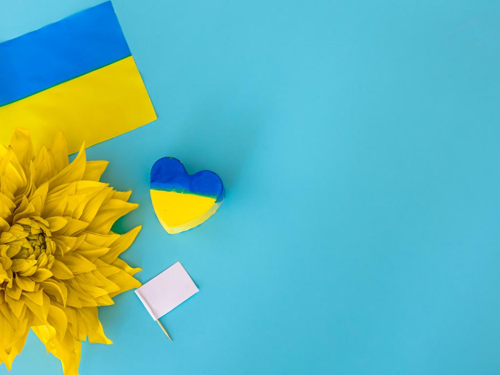 Привітання до Дня Незалежності Україні у віршах та листівках