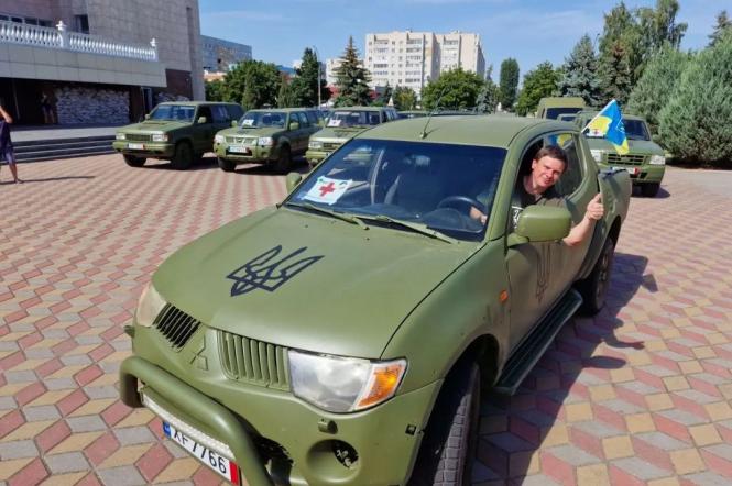 Дмитрий Комаров закупил 22 машины для фронта: сюжет ТСН