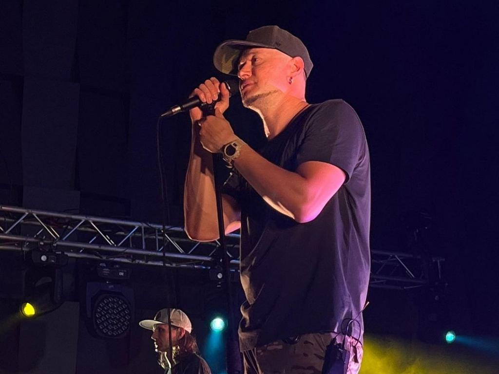 Лідер гурту «Бумбокс» Андрій Хливнюк не стримав сліз на сцені, виконуючи пісню про Ірпінь і Бучу (відео)