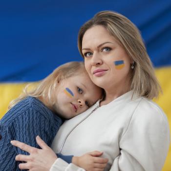 Мама и дочь с украинским флагом