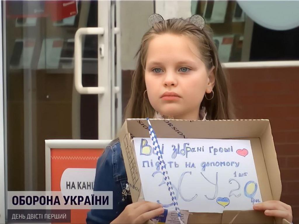 8-річна дівчинка-переселенка збирає гроші на ЗСУ 