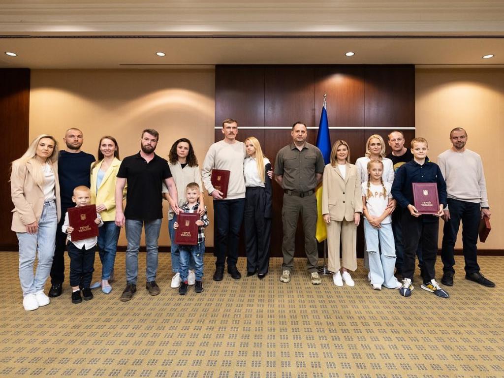 Командири Азовсталі в Туреччині зустрілися з родинами — перші фото та відео