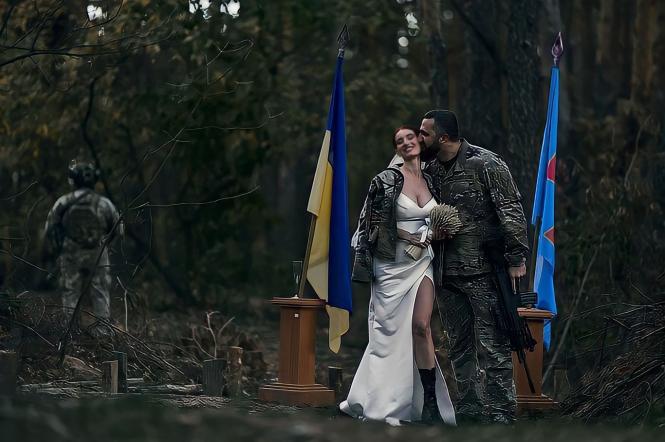 Украинская снайперша сыграла свадьбу на передовой и показала трогательные фото