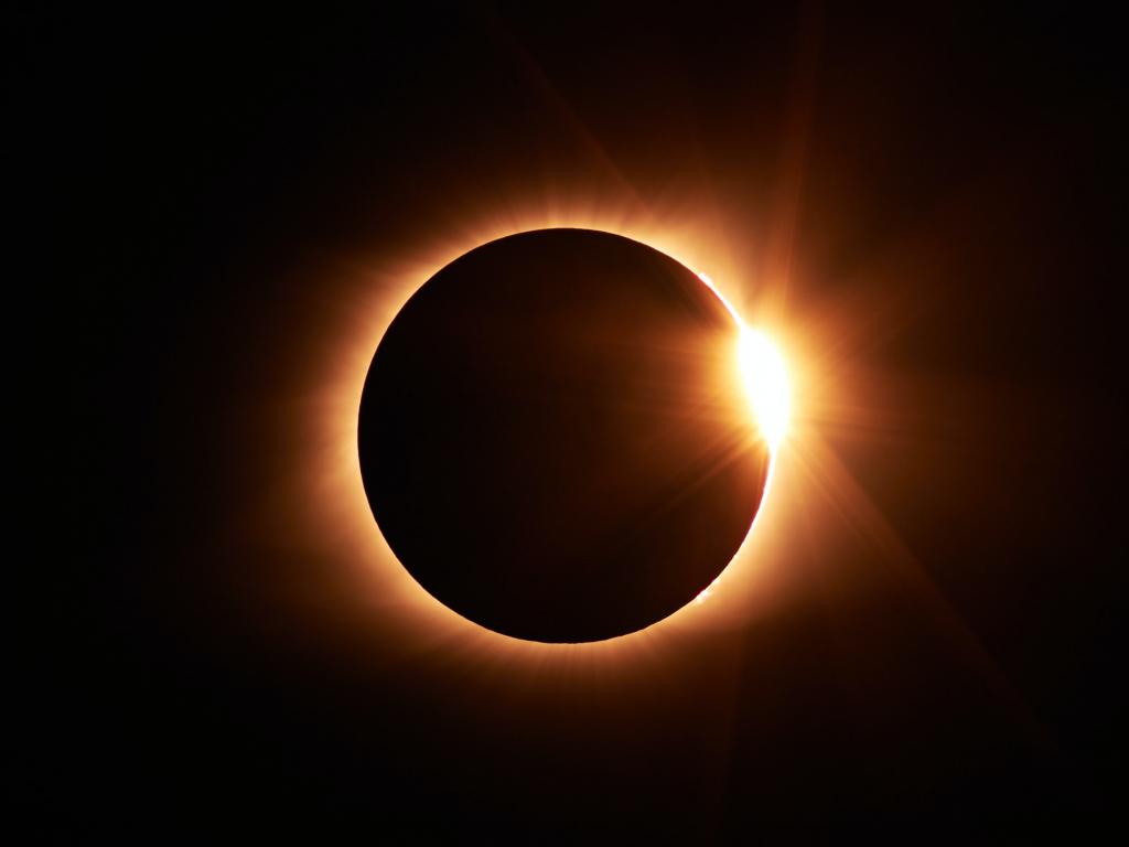Прогноз Анжелы Перл на солнечное затмение 25 октября 2022