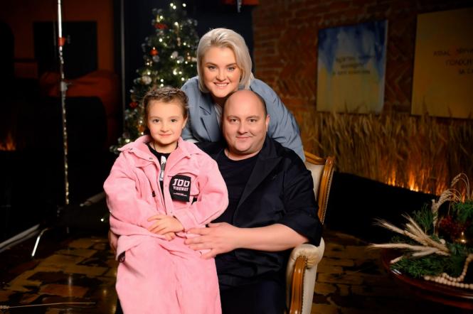 Ти не один: Юрий Ткач с женой и дочерью рассказали о традициях празднования Рождества в своей семье