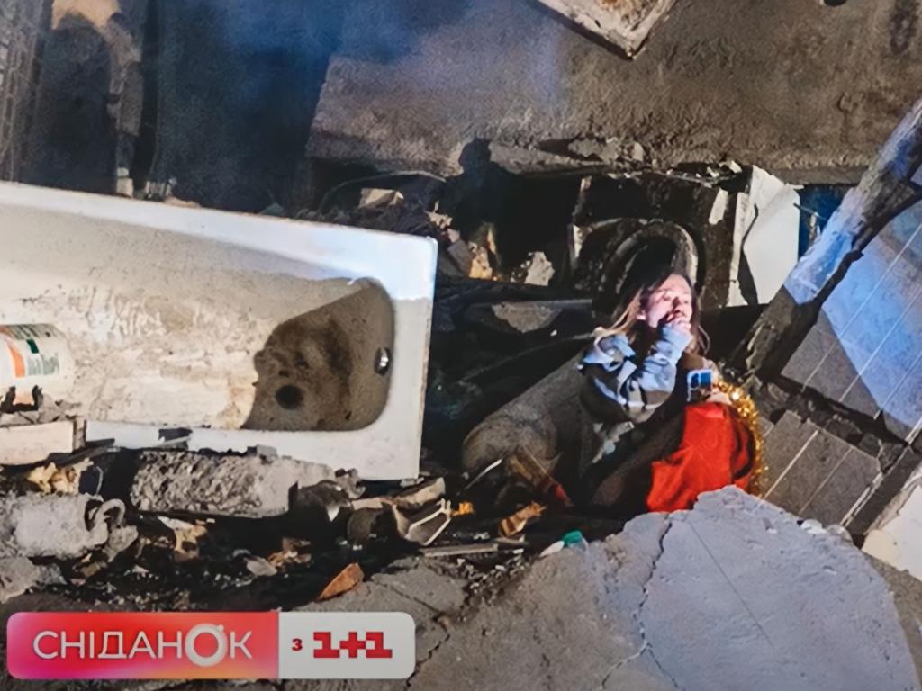 Дівчина на руїнах будинку в Дніпрі: "Сніданок з 1+1" поспілкувався з автором фото, що облетіло світ