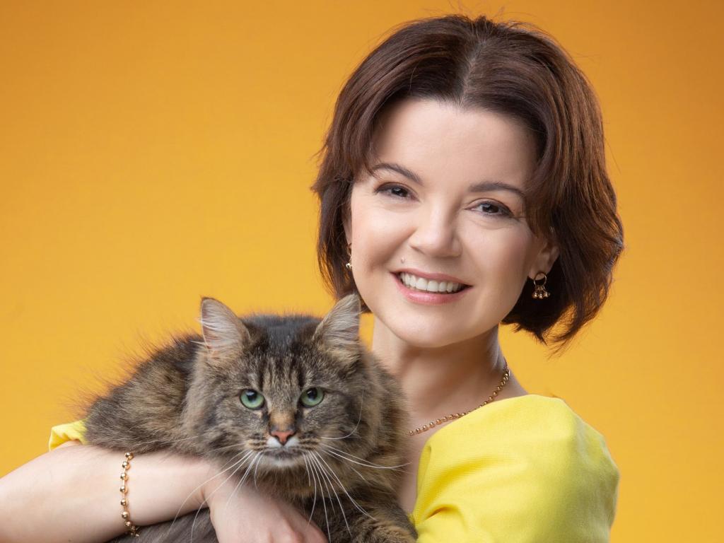 Марічка Падалко зі своєю кішкою Ґішою на обкладинці журналу Зоодруг - фото - 1+1 