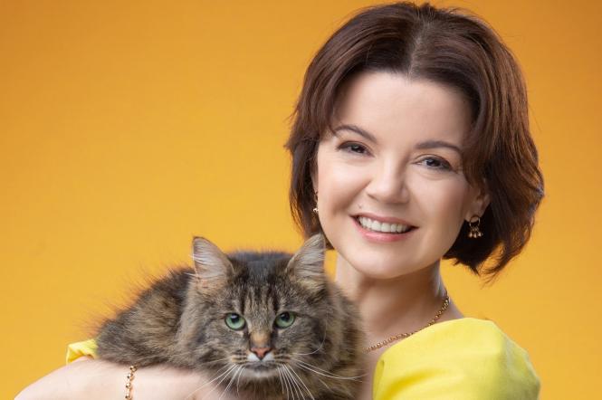 Марічка Падалко зі своєю кішкою Ґішою на обкладинці журналу Зоодруг - фото - 1+1 