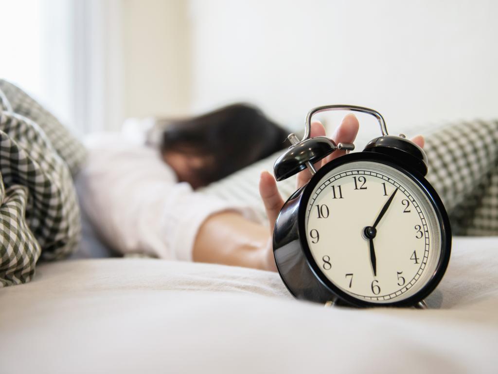 Повітряні тривоги та сон: як заснути спокійно — поради сомнолога