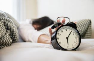 Воздушные тревоги и сон: как заснуть спокойно — советы сомнолога