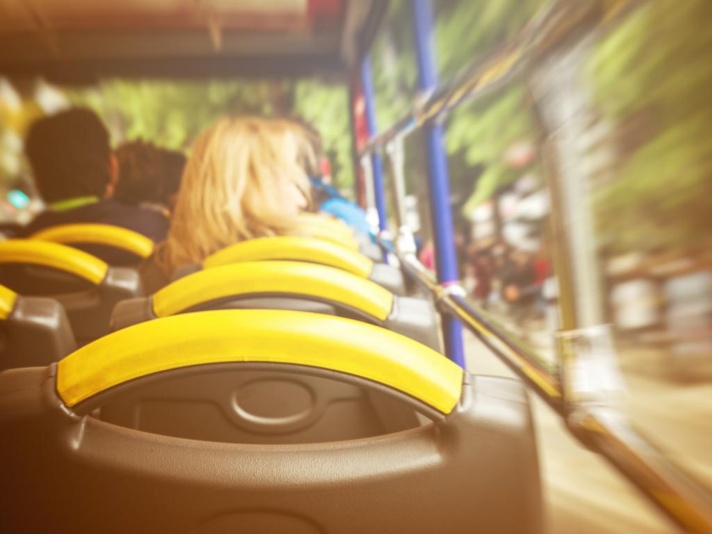 Проїзд для учнів у громадському транспорті Києва буде платним з 1 липня до 31 серпня: скільки коштууватиме та як сплатити
