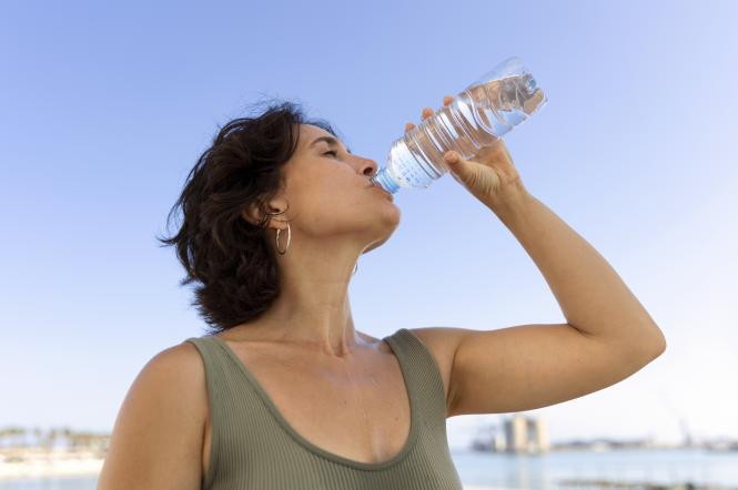 Как правильно пить воду в жару: советы диетолога-эндокринолога