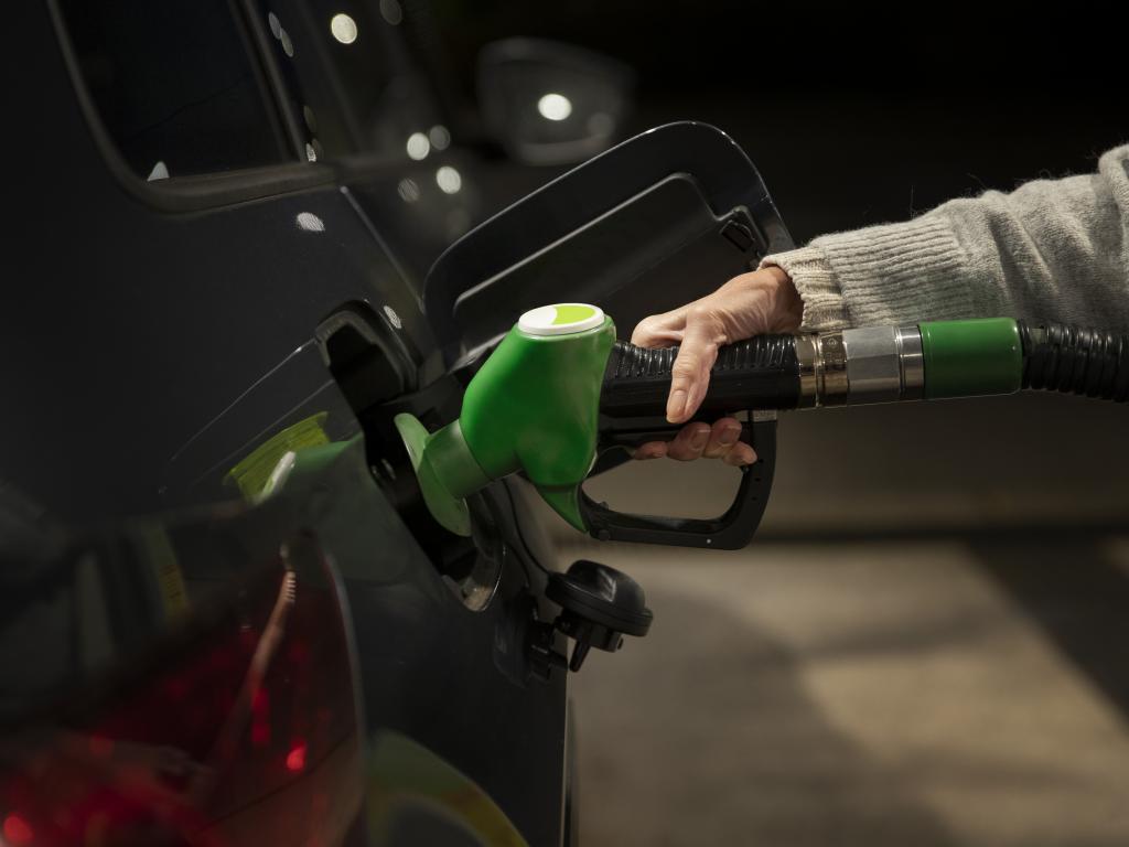 Ціни на бензин: як та на скільки зростуть в липні — 1+1
