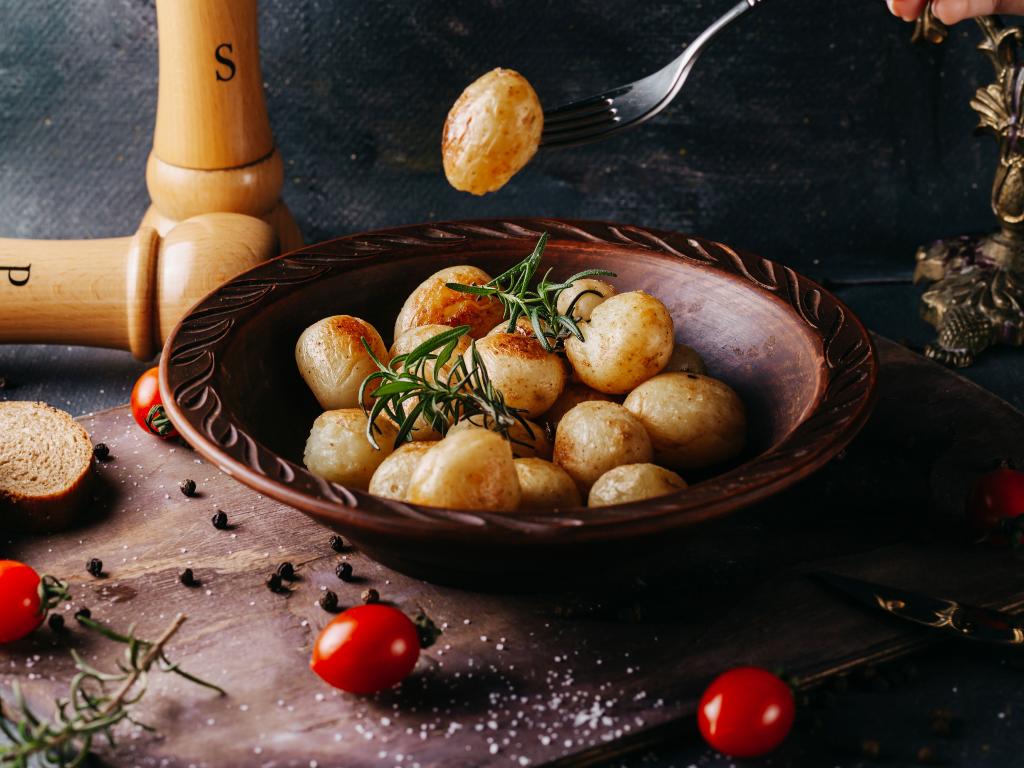 Рецепт відвареної молодої картоплі з соусом із бринзи