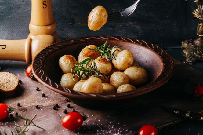 Рецепт отварного молодого картофеля с соусом из брынзы