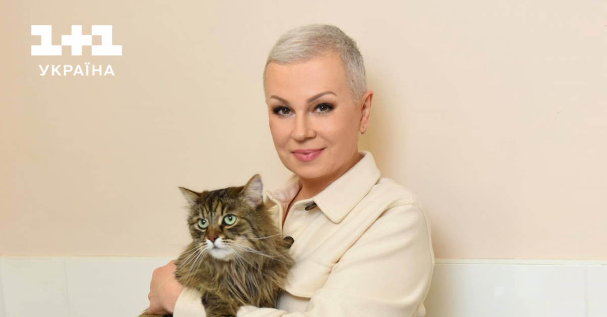 Міжнародний день кота: фото ведучих 1+1 з котиками