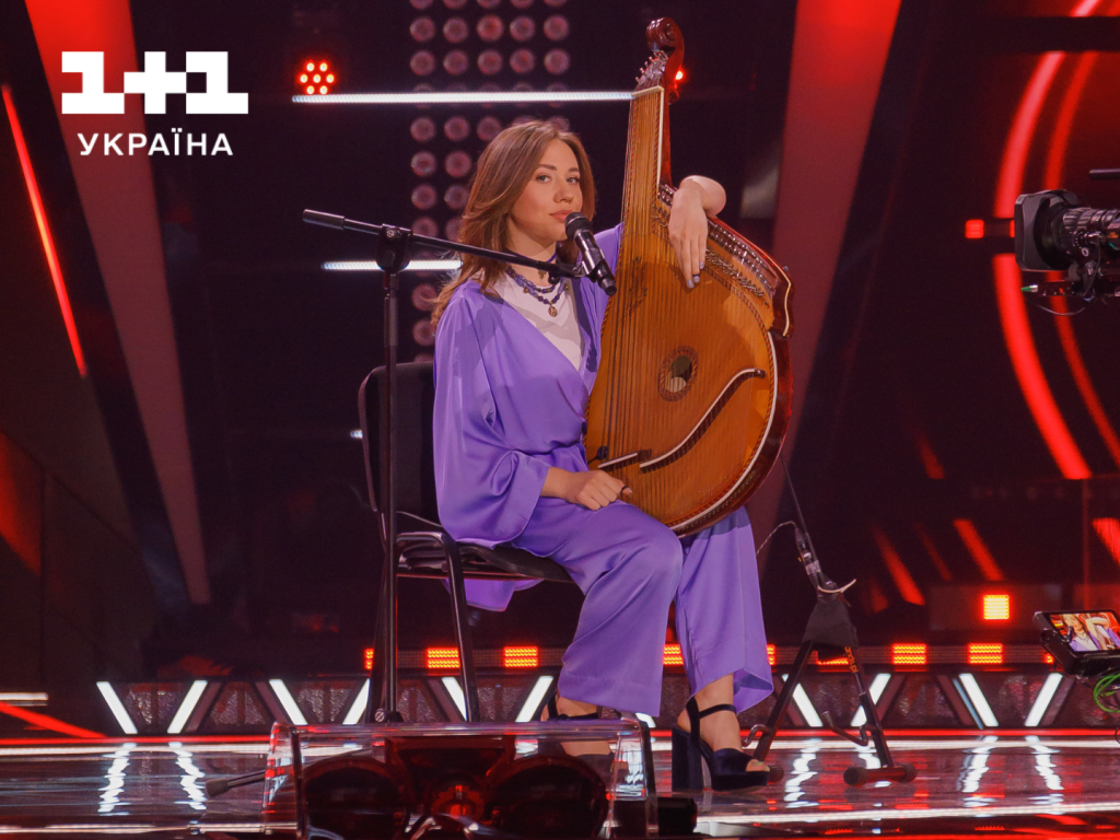 DOROFEEVA та Артем Пивоварова вперше наживо виконали свій хіт Думи: заспівали з учасницею на сцені Голосу країни