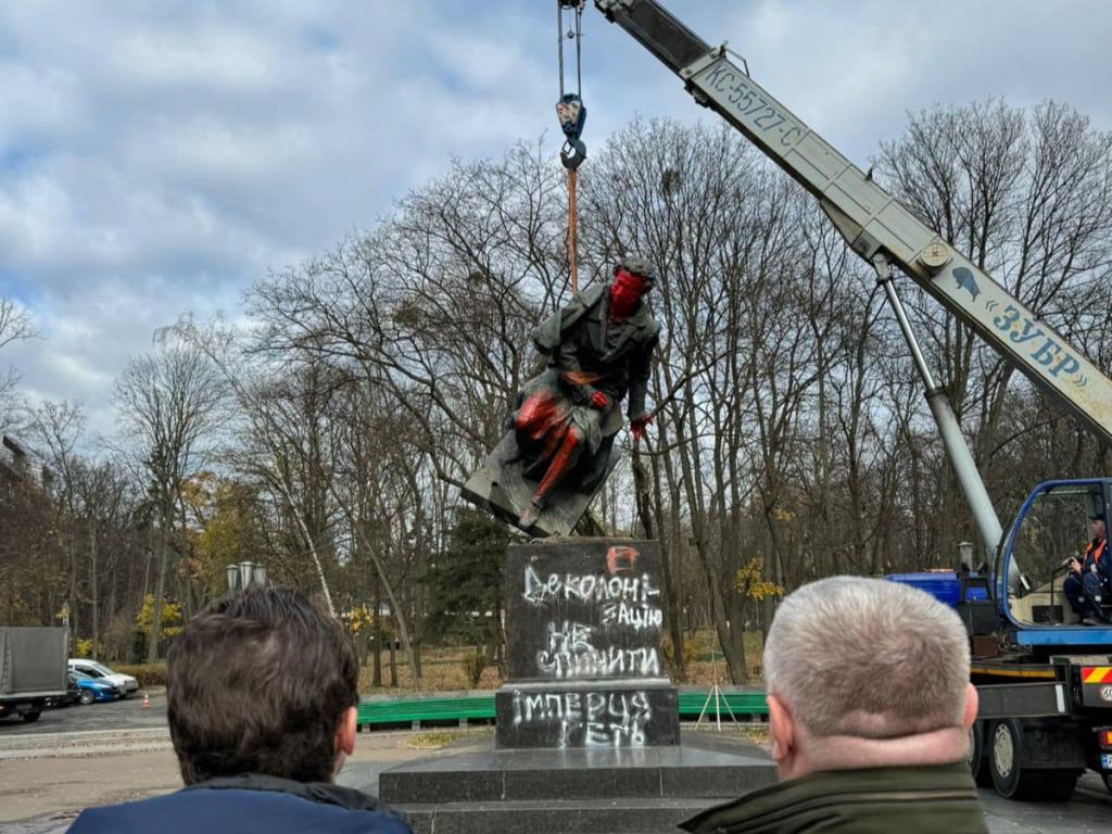 У Києві знесли пам'ятник Пушкіну (відео)