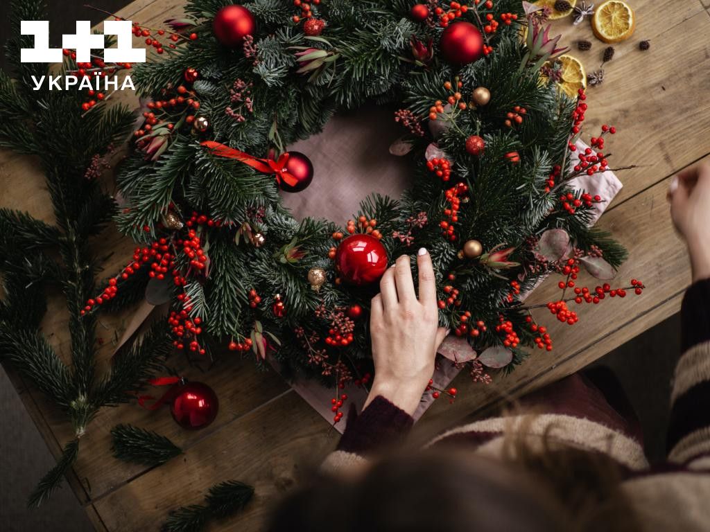 Як зробити різдвяний вінок власноруч? Ідеї новорічного декору 2024 Україна