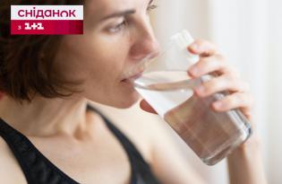 Скільки води насправді потрібно пити на день чоловікам та жінкам - розповідають вчені