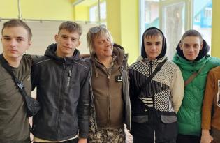 Степан Казанін допомагає евакуйовувати дітей з прифронтових міст