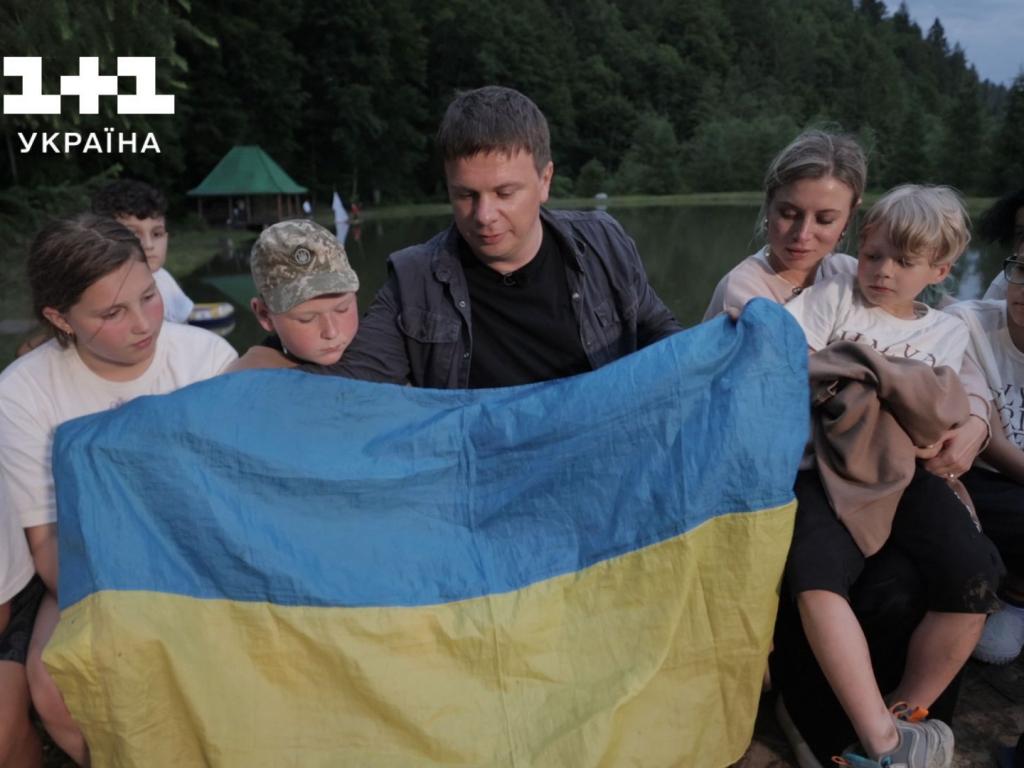 Дмитро Комаров відвідає реабілітаційний табір у першому спецвипуску “Світу навиворіт. Україна”, присвяченому дітям війни
