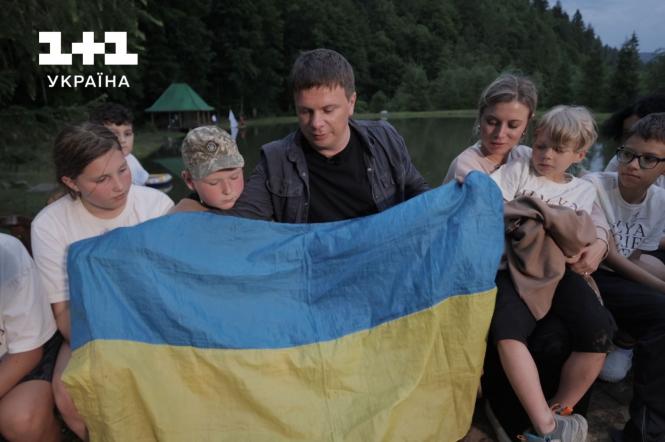 Дмитро Комаров відвідає реабілітаційний табір у першому спецвипуску “Світу навиворіт. Україна”, присвяченому дітям війни