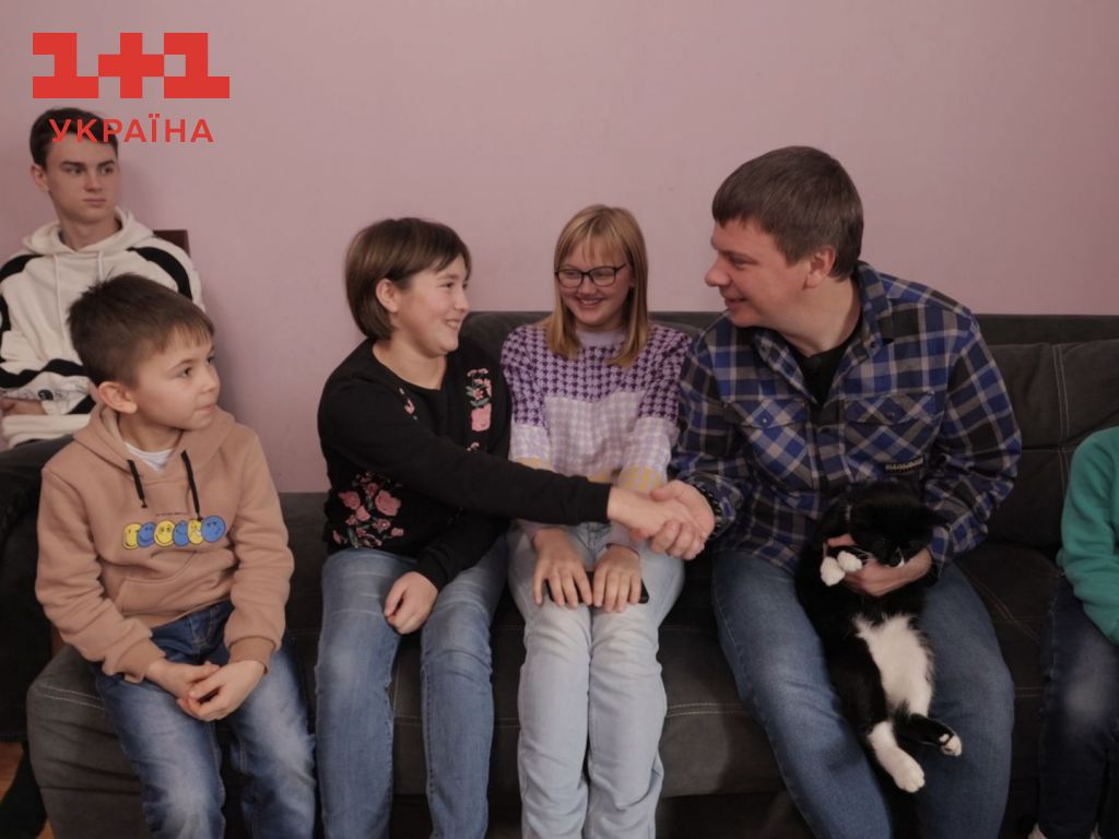 Світ навиворіт. Україна — дивитися спецвипуск про дитячі будинки сімейного типу онлайн