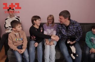 Світ навиворіт. Україна — дивитися спецвипуск про дитячі будинки сімейного типу онлайн