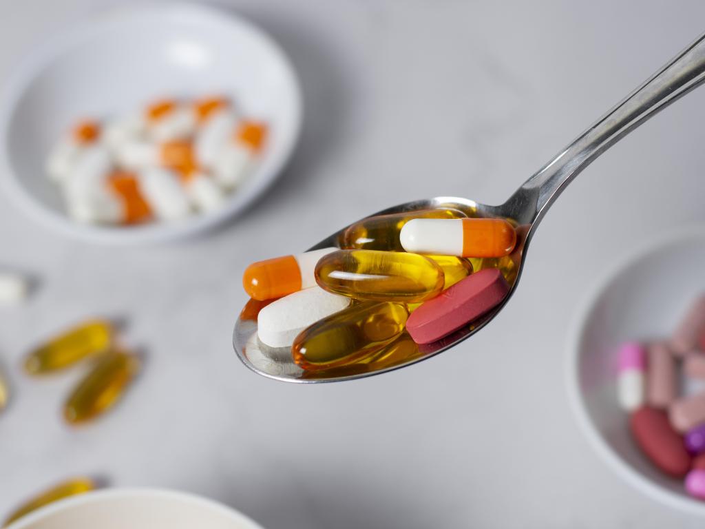 Почему нельзя бездумно пить витамины: объясняет врач