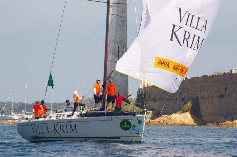 Яхта під парусом Villa Krim