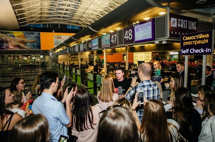 Фани проводжають Дмитра Комарова