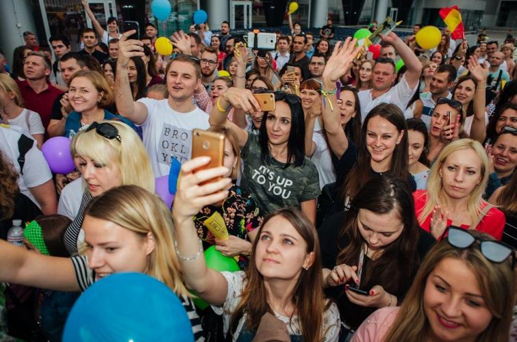 Фани проводжають Дмитра Комарова