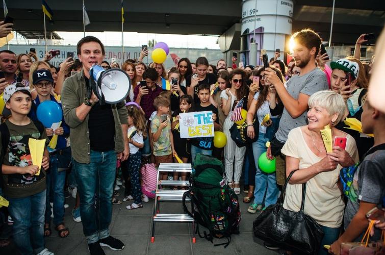Фани проводжають Дмитра Комарова